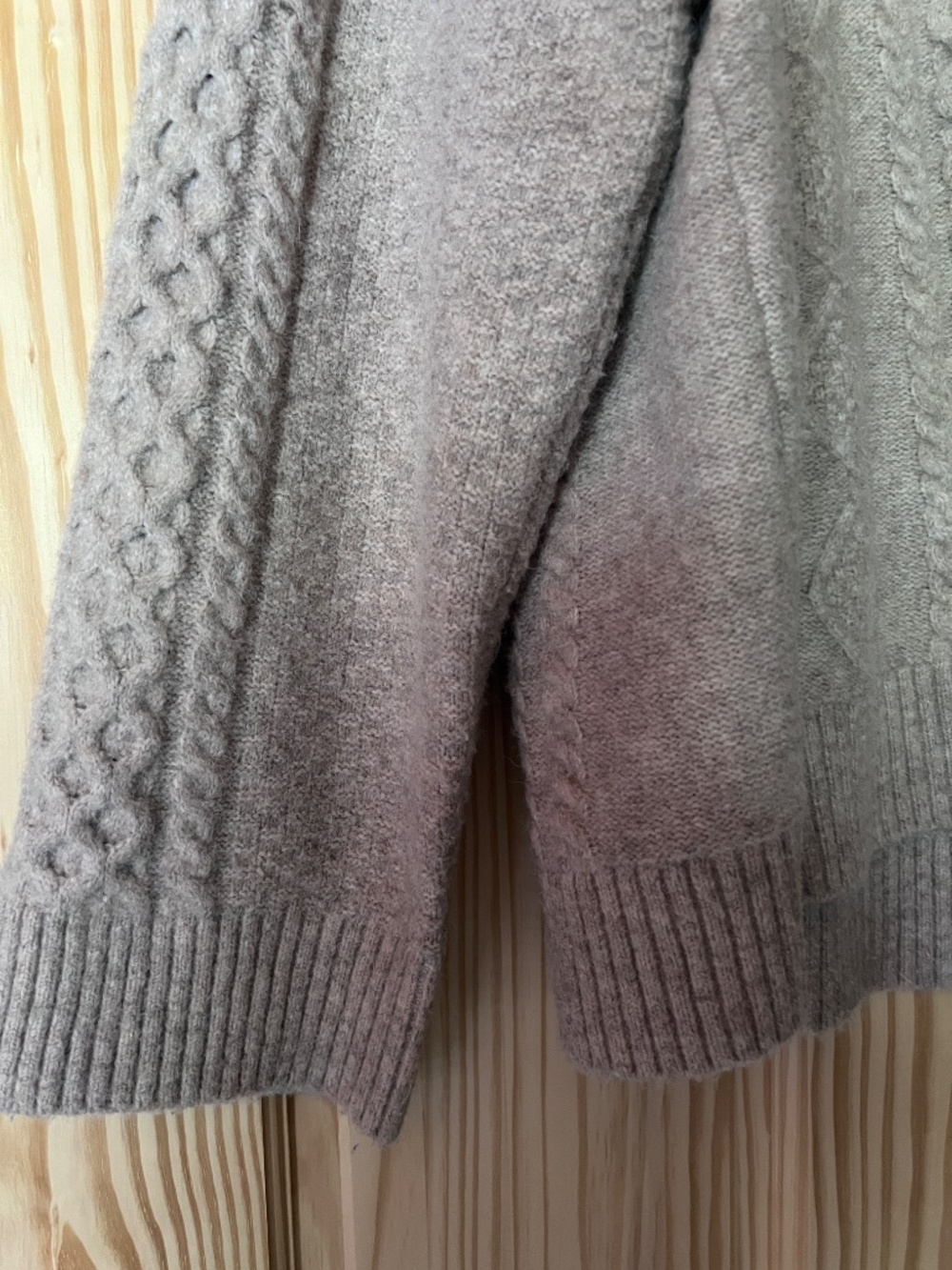 Woman’s cozy Sweater - Picture 2 of 4
